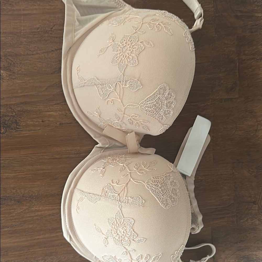 Chantelle pink Lace Bra - 34 D - never worn !